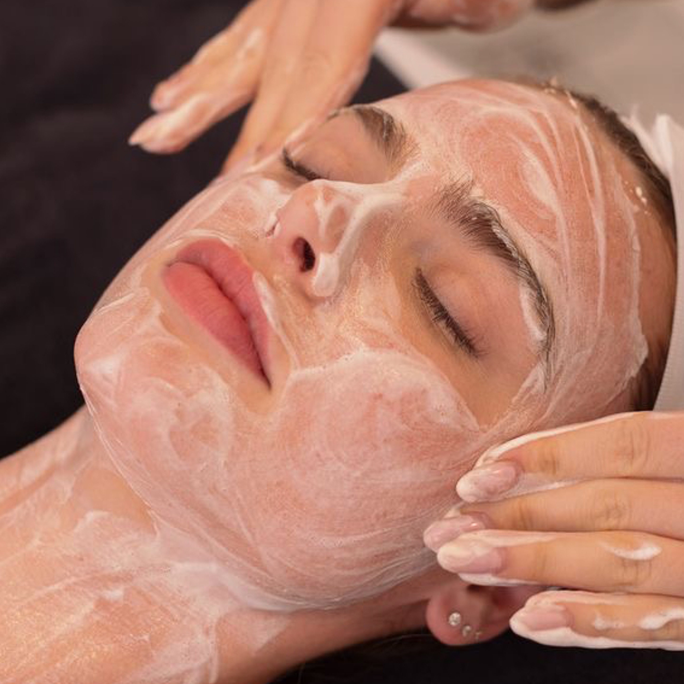LIB-COSMETOLOGY - Facial cleansing (Close-up) [FMZDS]