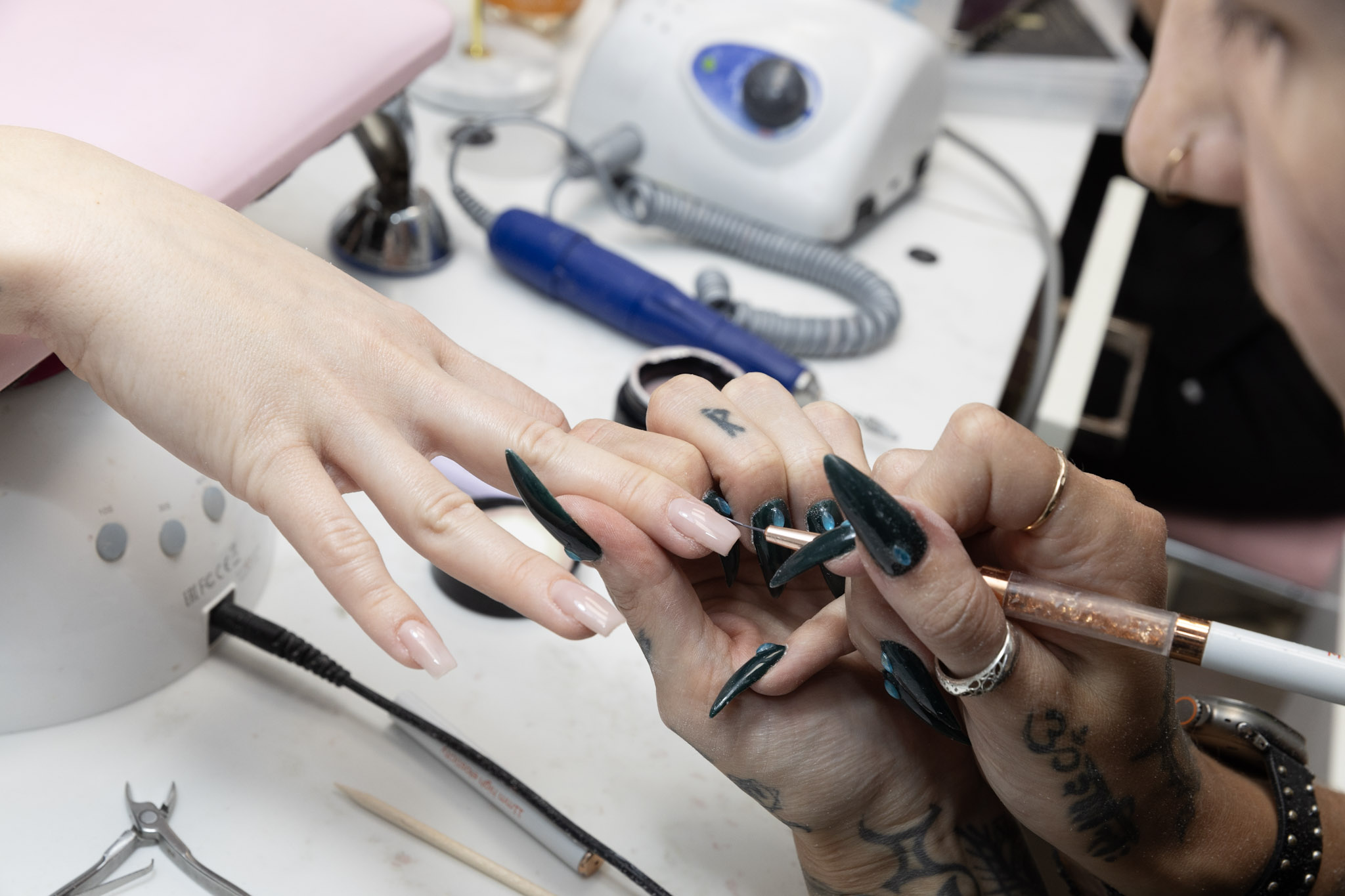 LIB-NAILS – Manicure (E-file close-up) [6Q3F2]