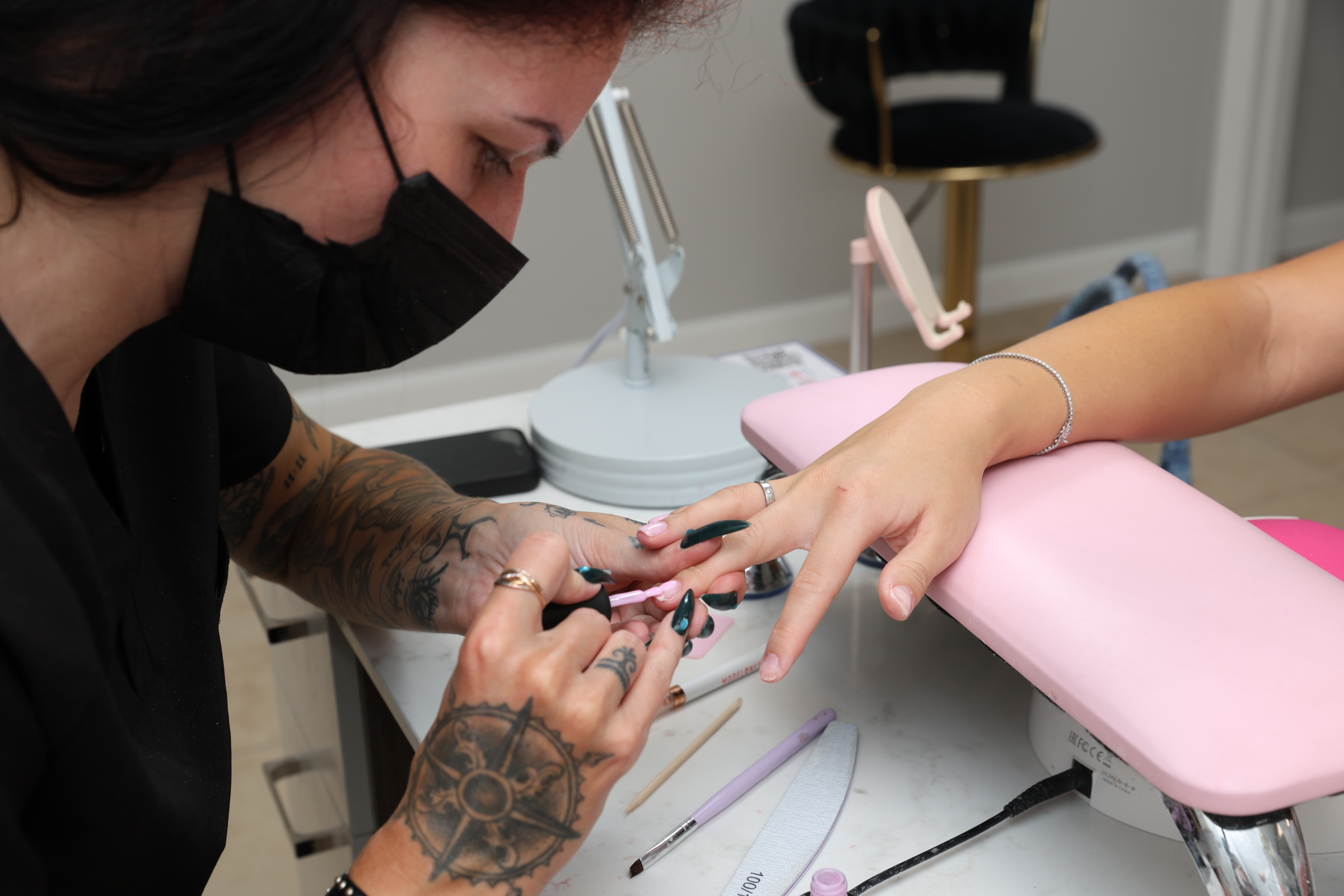 LIB-NAILS – Manicure (Salon close-up) [LKNBB]