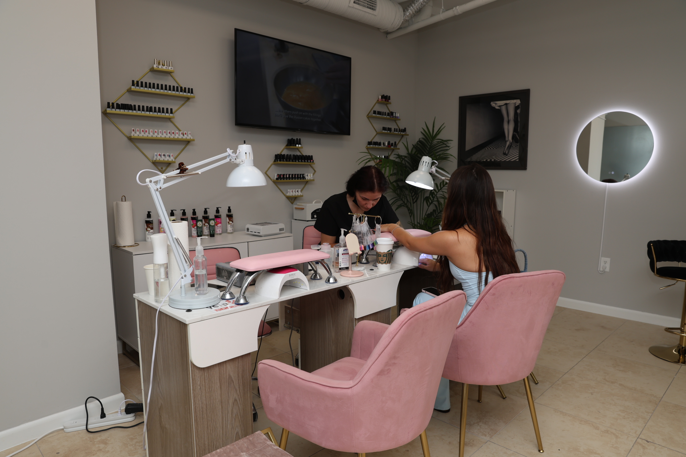LIB-SALON – Manicure station (Interior) [6PX3]